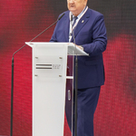 Prezes Związku Sybiraków Kordian Borejko przemawia ze sceny