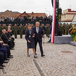 Prezydent Miasta Tadeusz Truskolaski idący pod rękę z Sybiraczką