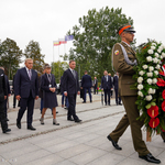 Prezydenci Bronisław Komorowski, Tadeusz Truskolaski, Andrzej Duda oraz Sybiraczka składają wieniec pod pomnikiem upamiętniającym ofiary