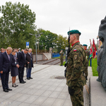 Prezydenci Bronisław Komorowski, Tadeusz Truskolaski, Andrzej Duda, Sybiraczka oraz Kordian Borejko składają wieniec pod pomnikiem upamiętniającym ofiary