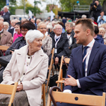 Poseł Krzysztof Truskolaski rozmawia ze starszą kobietą