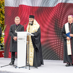 Przez mikrofon ze sceny przemawia duchowny prawosławny