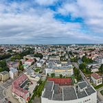 Zdjęcie z lotu ptaka na panoramę miasta i urząd po prawej stronie