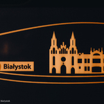 grafika przedstawiająca punkt zatrzymania się pociągu z napisem Białystok  oraz grafiką Archikatedry Białostockiej i Pałacem Branickich