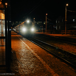 pociąg ekspresowy Connecting Europe Express wiozący gości wjeżdża na peron