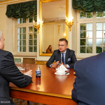 Zastępca Prezydenta Rafał Rudnicki rozmawia z gośćmi
