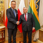 Zastępca Prezydenta Rafał Rudnicki pozuje do wspólnego zdjęcia z Ambasadorem Litwy