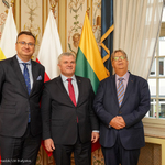 Zastępca Prezydenta Rafał Rudnicki pozuje do zdjęcia z Ambasadorem Litwy
