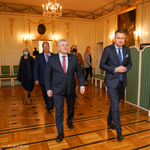 Zastępca Prezydenta Rafał Rudnicki idzie z Ambasadorem Litwy
