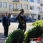 Zastępca Prezydenta Przemysław Tuchliński składa wieniec w asyście Strażnika Miejskiego