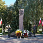 Pomnik żołnierzy Armii Krajowej i żołnierze stojący na warcie