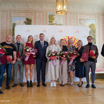Zastępca Prezydenta Rafał Rudnicki pozuje do wspólnego zdjęcia wraz z nagrodzonymi sportowcami