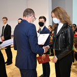 Zastępca Prezydenta Zbigniew Nikitorowicz składa gratulacje stypendystce