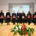 Zastępca Prezydenta Zbigniew Nikitorowicz wraz z stypendystami pozują do wspólnego zdjęcia