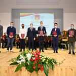 Zastępca Prezydenta Zbigniew Nikitorowicz wraz z stypendystami pozują do wspólnego zdjęcia