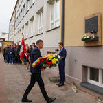 Zastępca Prezydenta Rafał Rudnicki składający wieniec pod tablicą upamiętniającą ofiary wypadku