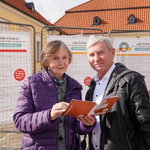 Mężczyzna i kobieta pozują wspólnie do zdjęcia z broszurą Budżetu Obywatelskiego