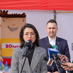 Dyrektor Centrum Aktywności Społecznej Urszula Dmochowska przemawia do mikrofonu