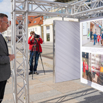 Zastępca Prezydenta Rafał Rudnicki ogląda wystawę zdjęć Karoliny Kaczorowskiej