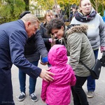 Prezydent Tadeusz Truskolaski przekazuje drzewko kilkuletniej dziewczynce