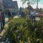 Na środku przygotowane sadzonki drzewek, wokół których zbierają się mieszkańcy, wśród nich stojący Prezydent Miasta Tadeusz Truskolaski