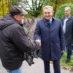 Prezydent Tadeusz Truskolaski przekazuje drzewko mieszkańcowi