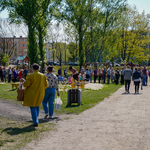 Mieszkańcy stojący w kolejce w parku po sadzonki drzewek