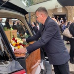 Zastępca Prezydenta Rafał Rudnicki kładzie kwiaty w karawanie na trumnie Karoliny Kaczorowskiej