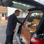Zastępca Prezydenta Rafał Rudnicki kładzie kwiaty w karawanie na trumnie Karoliny Kaczorowskiej