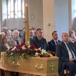 Trumna Karoliny Kaczorowskiej po środku świątyni, w tle widać siedzących Zastępców Prezydenta - Rafała Rudnickiego oraz Przemysława Tuchlińskiego