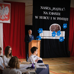 Dyrektor szkoły Bogdan Wróbel przemawia do mikrofonu