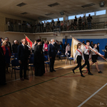 Poczet sztandarowy wnosi sztandar szkoły na salę gimnastyczną