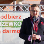 Zastępca Prezydenta Rafał Rudnicki przemawia do mikrofonu, za nim w tle baner 