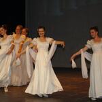 Tancerki w białych sukienkach podczas tańca