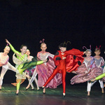 Dziewczynki w kolorowych strojach podczas tańca