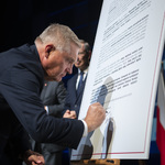 Prezydent Tadeusz Truskolaski podpisuje apel