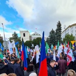 Marsz samorządowców z flagami