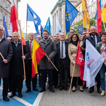 Przedstawiciele samorządu maszerują ulicami Warszawy, wśród nich jest prezydent Tadeusz Truskolaski
