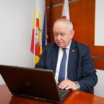 Sekretarz miasta Krzysztof Karpieszuk siedzi i pracuje na laptopie
