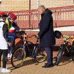 Prezydent Tadeusz Truskolaski przekazuje rower uczniom