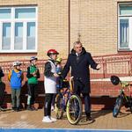 Prezydent Tadeusz Truskolaski i uczeń przy rowerze
