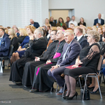 Goście honorowi uroczystości siedzący na krzesełkach, wśród nich Prezydent Tadeusz Truskolaski oraz przedstawiciele duchowieństwa