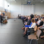 Prezydent Tadeusz Truskolaski po lewej przemawia z mównicy, po prawej na krzesełkach siedzą goście uroczystości