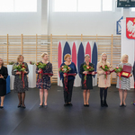 Nagrodzone nauczycielki pozują do pamiątkowego zdjęcia z kwiatami i grawertonami wspólnie z Prezydentem Tadeuszem Truskolaskim