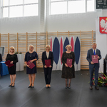 Nagrodzeni nauczyciele pozują do pamiątkowego zdjęcia wspólnie z Prezydentem Tadeuszem Truskolaskim