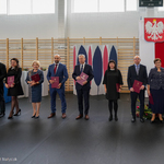 Nagrodzeni nauczyciele pozują do pamiątkowego zdjęcia wspólnie z Prezydentem Tadeuszem Truskolaskim