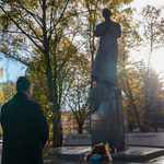 Pomnik księdza Jerzego Popiełuszki oraz stojący przed nim Zastępca Prezydenta Przemysław Tuchliński