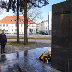 Zastępca Prezydenta Przemysław Tuchliński oddaje hołd księdzu jerzemu Popiełuszce pod jego pomnikiem