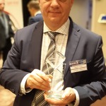 Dyrektor Białostockiej Komunikacji Miejskiej Bogusław Prokop trzymający statuetkę za tytuł Lidera w kategorii Najlepsze Wdrożenie