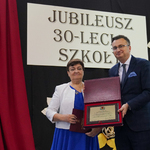 Zastępca Prezydenta Rafał Rudnicki i dyrektor Halina Hapunik pozują do wspólnego zdjęcia z grawertonem